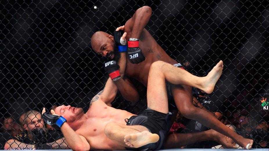 Jones vyhrál 22. zápas v UFC a obhájil titul. Jeho hvězdný soupeř ukončil kariéru