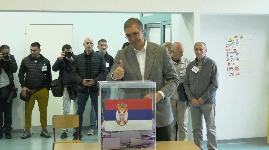 V Srbsku proběhly předčasné parlamentní volby. Vučić uznal porážku