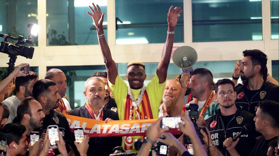 Velký obrat a davy na letišti. Osimhen odešel z Neapole do Turecka