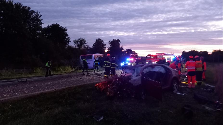Na Vyškovsku se srazilo auto s autobusem. Zasahoval vrtulník