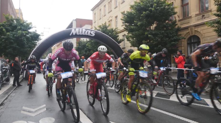 Nova Cup v centru Hradce Králové! Cyklisty čekala těžká trať i schody