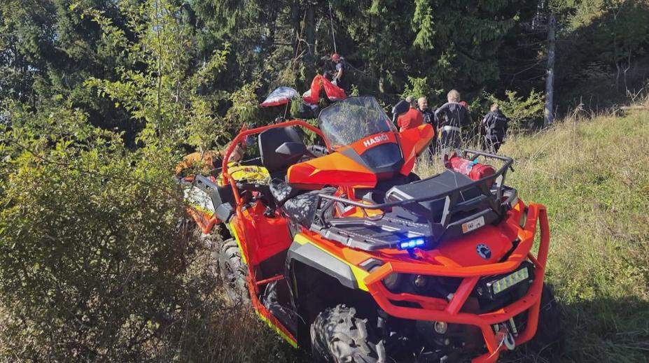 Hasiči v Libereckém kraji měli perný víkend. Zachraňovali i paraglidistu na stromě