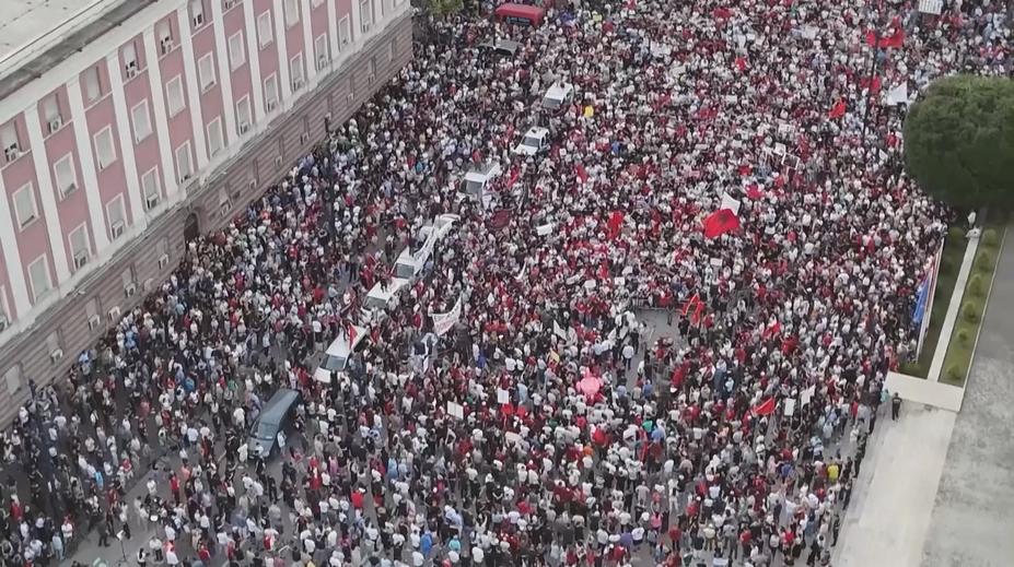 Albánci protestují proti výstavbě resortu. Má stát v chráněné krajinné oblasti