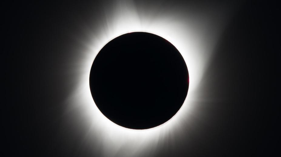 PŘEHLED: V tyto časy u vás uvidíte zatmění Slunce. Nejlepší výhled bude na dovolené