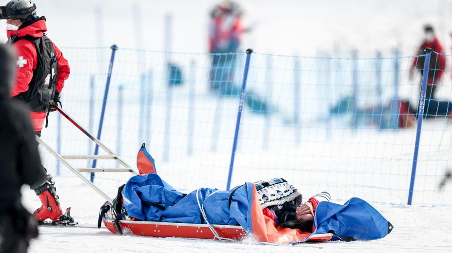 Parťačku Evy Samkové ze svahu odvezli na saních, při pádu utrpěla zlomeninu