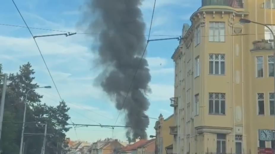 V pražských Vršovicích vzplál byt. Hasiči vyhlásili druhý stupeň poplachu