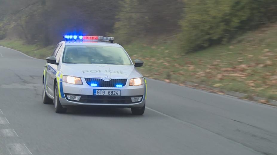 Řidič bez řidičáku ujížděl policii. Auto bylo v celostátní pátrání, skončilo v řece