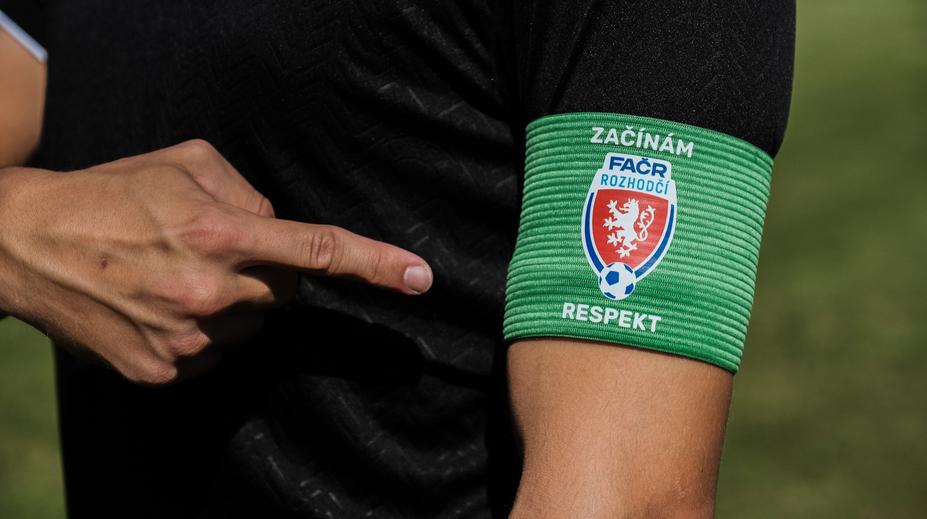 Brzké konce rozhodčích chce FAČR řešit kampaní. Nováčkům dá speciální pásky