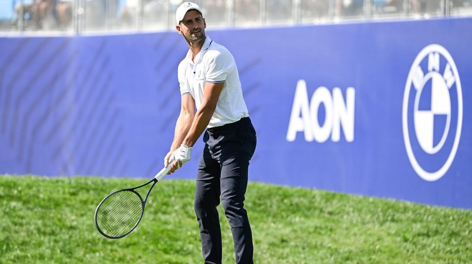 Djokovič vyměnil raketu za golfovou hůl. Svůj odpal slavil jako Ronaldo
