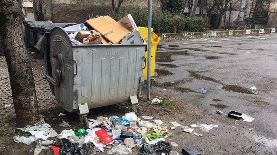Popelářské auto v Bratislavě slisovalo muže, který byl v kontejneru. Zemřel