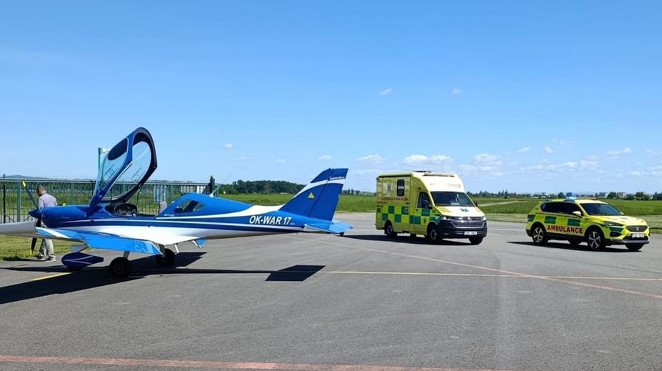 Cestujícímu v letadle se udělalo zle. Sanitka jela přímo na ranvej