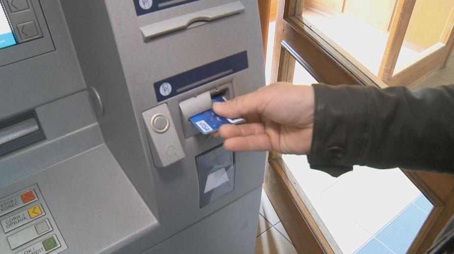 Počet krádeží platebních karet roste. Policie na Liberecku řeší hned dva případy