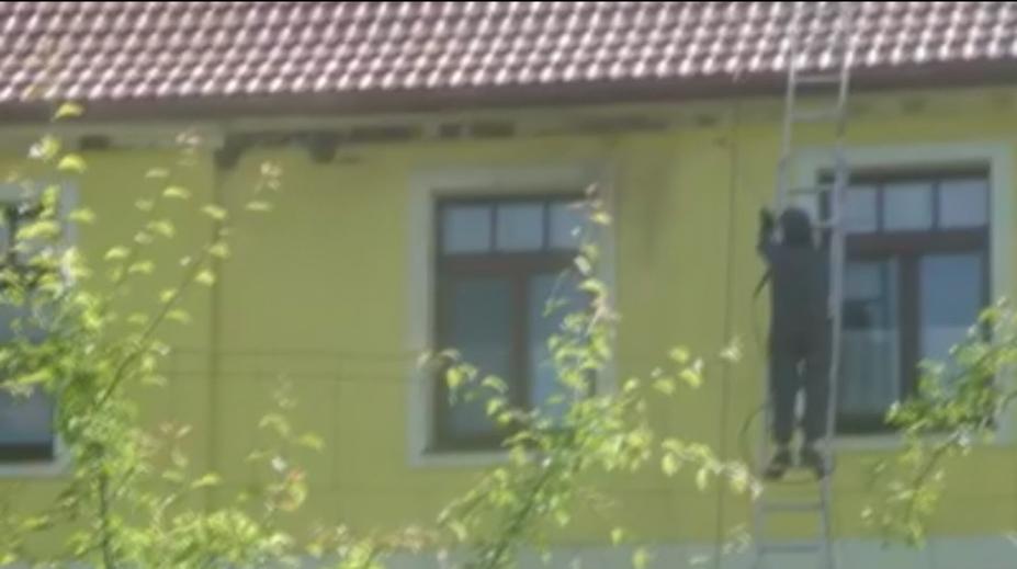 Hnízda jiřiček smetli ze střechy tlakovým čističem! Sousedi to natočili