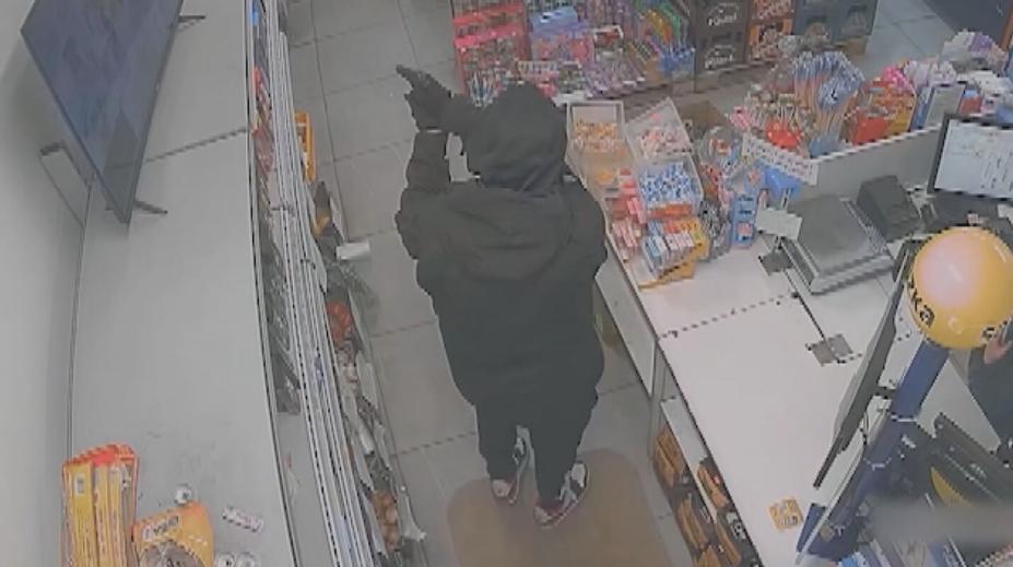 VIDEO: Muž vytáhl na prodavačku zbraň. Byl jsem v tíživé situaci, řekl