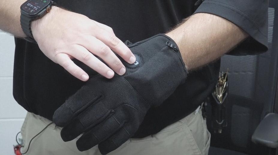 Imigrační agenti v USA dostanou nový nástroj. Elektrické rukavice vysílají bolestivé šoky