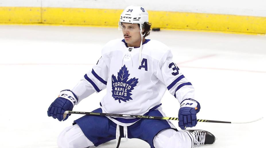 Hvězdný útočník Toronta Auston Matthews se nakazil koronavirem