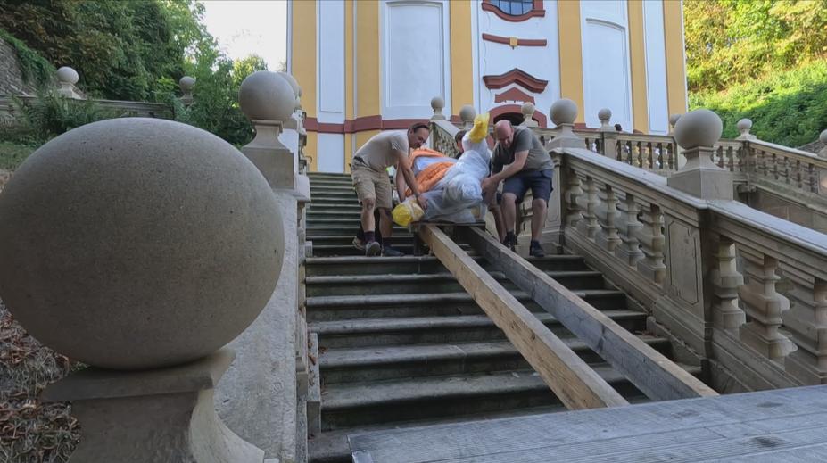 Do kláštera v Králíkách se vrací barokní sochy. Chrání je potravinová fólie