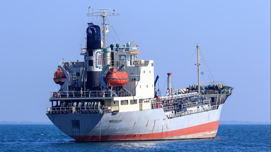 V Černém moři hoří tanker. Po útoku dronů úřady zavřely pláže u Soči