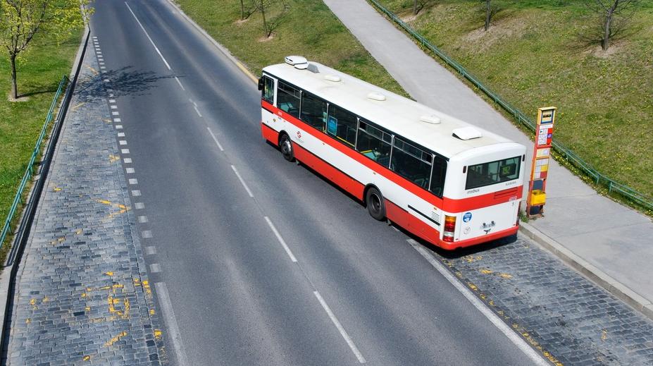 Autobus vláčel ženu několik metrů. Policie teď hledá svědka