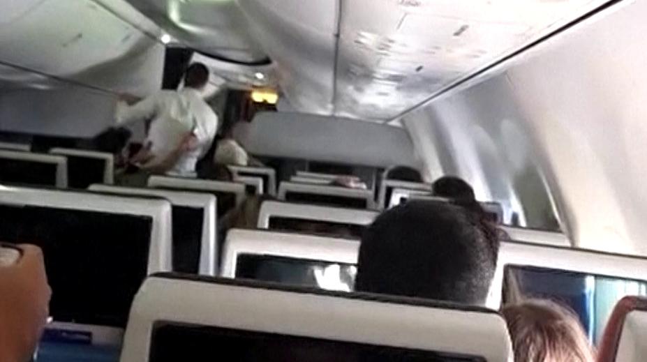 Pilot chtěl zabít všechny na palubě. Byl to pokus o teroristický útok, říká ministr