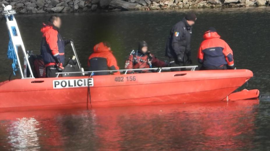 Policisté ze Želivky loví podezřelé předměty, našli prý i lidské tělo