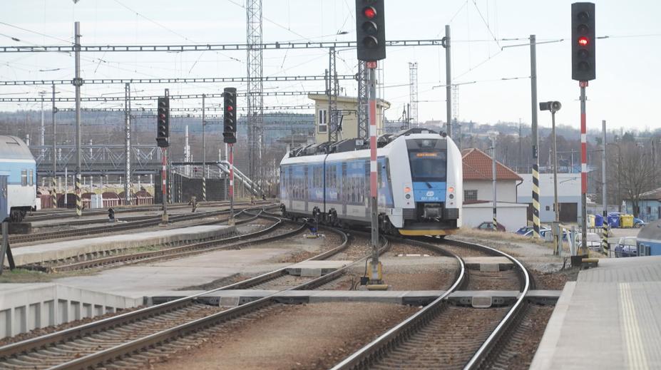 V kolejišti na kraji Plzně se pohyboval muž. Srazil ho vlak, na místě zemřel