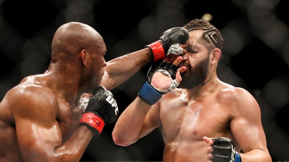 Usman tvrdým hákem ukončil Masvidala, UFC rozdalo tři tituly