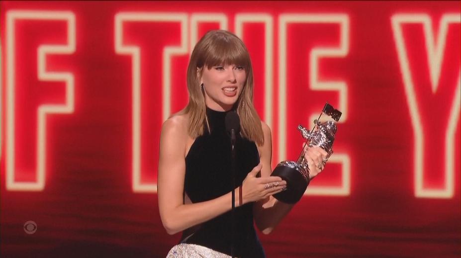 Zpěvačka Taylor Swift překonala rekord Beyoncé. Na kontě má už 33 trofejí