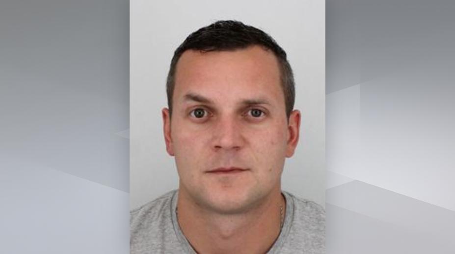 Policie varuje před nebezpečným mužem na útěku. Je podezřelý z pokusu o vraždu