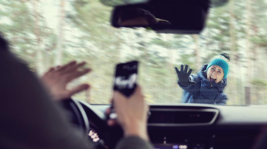 Češi neodkládají telefon ani za volantem! Někteří píší i SMSky