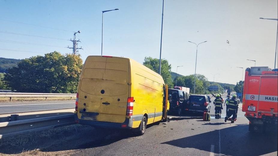 Tragická nehoda tří aut na D10: Jeden mrtvý a větší počet zraněných