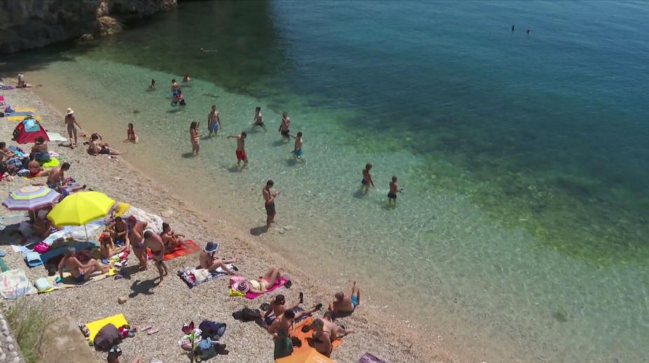 Češi na poslední chvíli odlétají na dovolené. Může za to deštivé počasí
