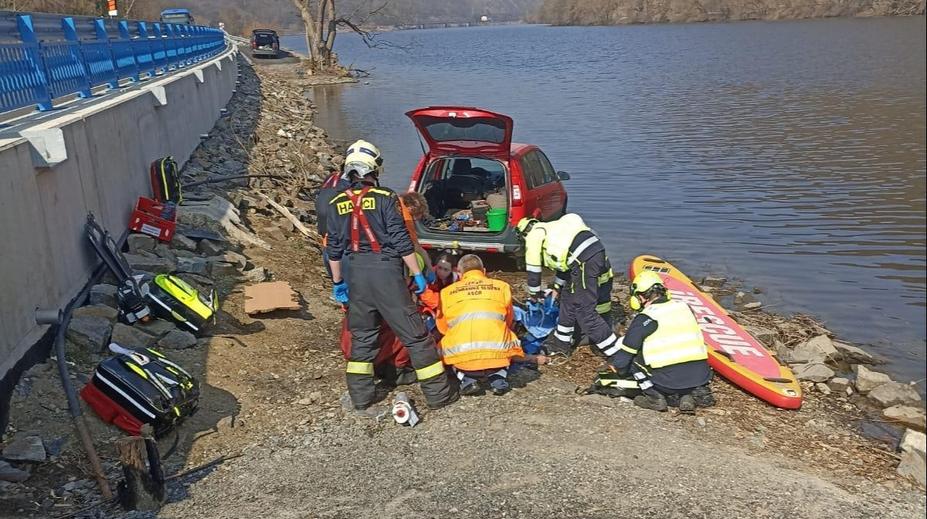 Rybář nezatáhl ruční brzdu, snažil se zastavit rozjíždějící se auto. To ho přejelo