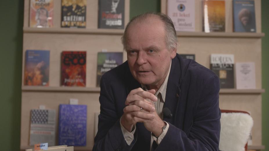 Žádná morbidita! Herec Bareš vysvětlil podivnou zálibu ve věcech ze hřbitova