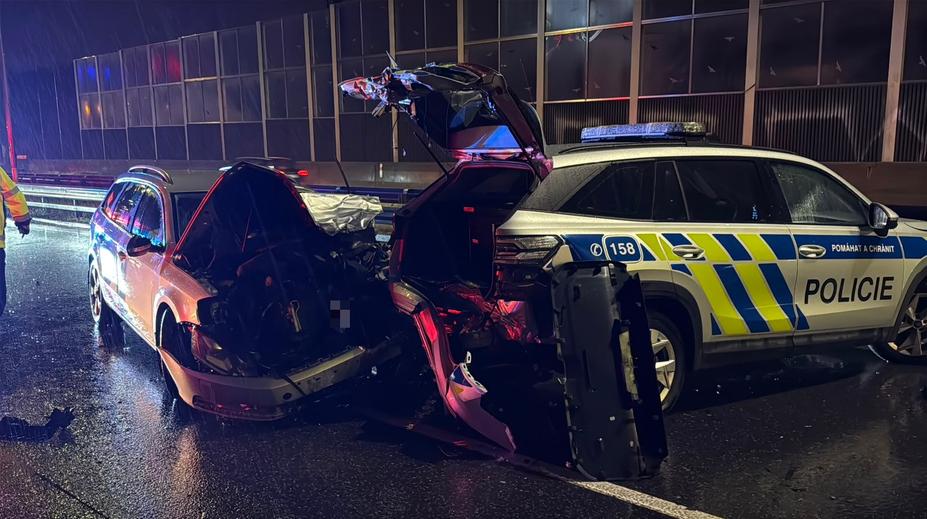 Opilý řidič v Praze narazil do policejního auta. Dva policisté skončili v nemocnici