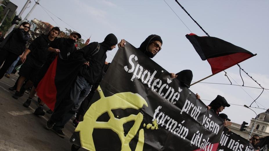 Ve Frýdku-Místku se strhla rvačka. Neonacisté napadli průvod anarchistů