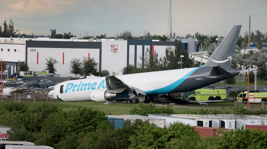 Nákladní letadlo v Miami přejelo při přistání ranvej a narazilo do několika aut