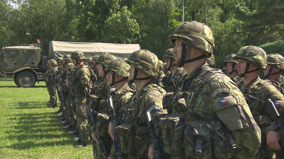 Češi se neshodnou ohledně zahraničních misí. Ne každý zapojení českých vojáků vítá