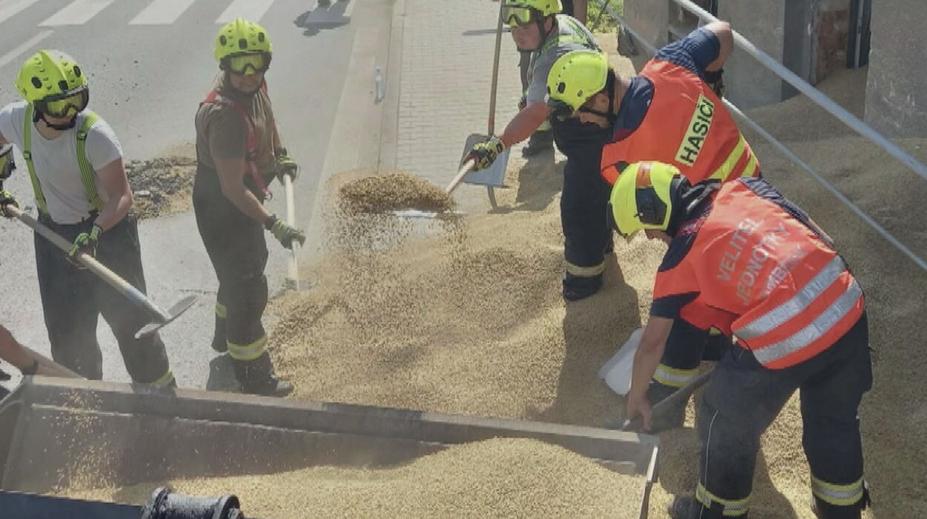 Řidič traktoru nevybral zatáčku. Obilí se rozsypalo i do jednoho z domů