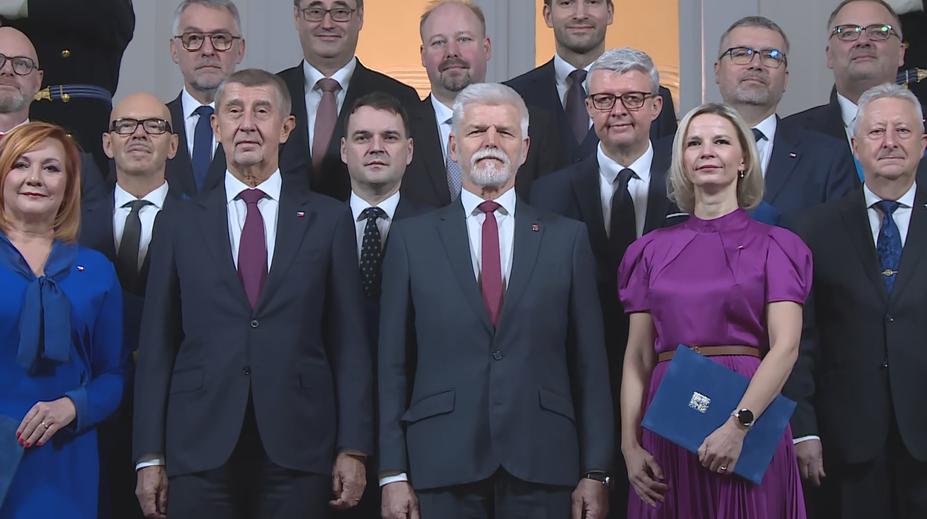 Nová vláda poprvé zasedá. Na programu má rozpočet i emisní povolenky