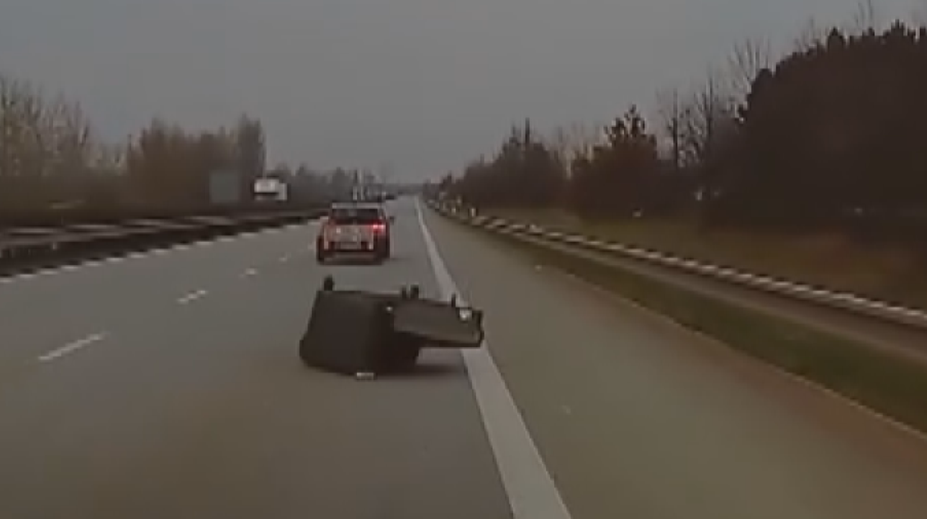 VIDEO: Špatně zajištěný gauč ohrozil dopravu. Vyletěl přímo před policii