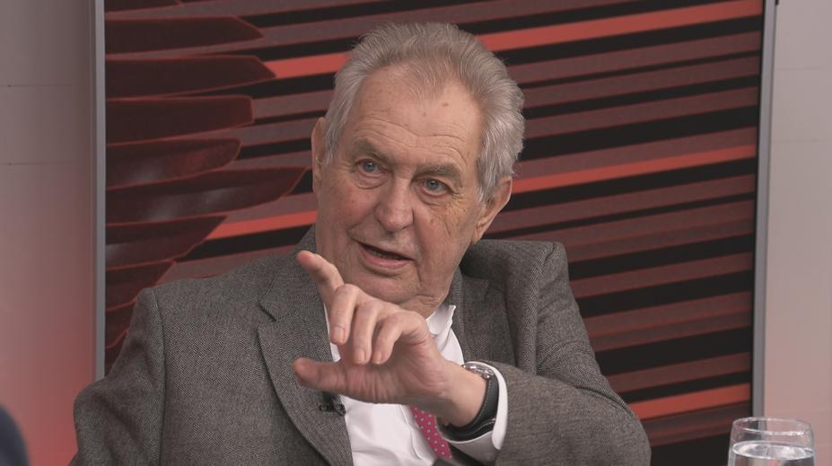 Místo stavby dálnic jíme víc hamburgerů, vadí Zemanovi. A školství je jako za Marie Terezie