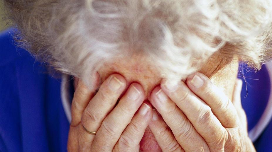 Místo pomoci slepou ženu okradl a uvěznil. Pomoc přišla po třech dnech