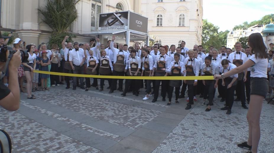 VIDEO: V Karlových Varech honili číšníci falešného vrchního