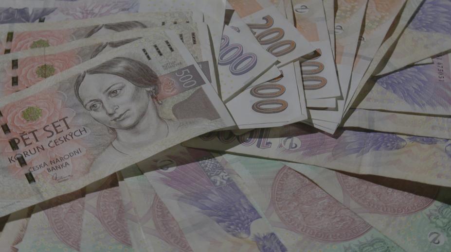 Muž předával peníze kurýrům. Podvodníci získali tři miliony