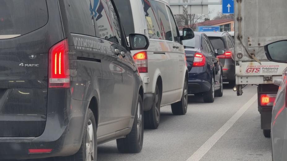 Dálnice D6 na Karlovy Vary je u Prahy uzavřená, vyprošťují tam kamion