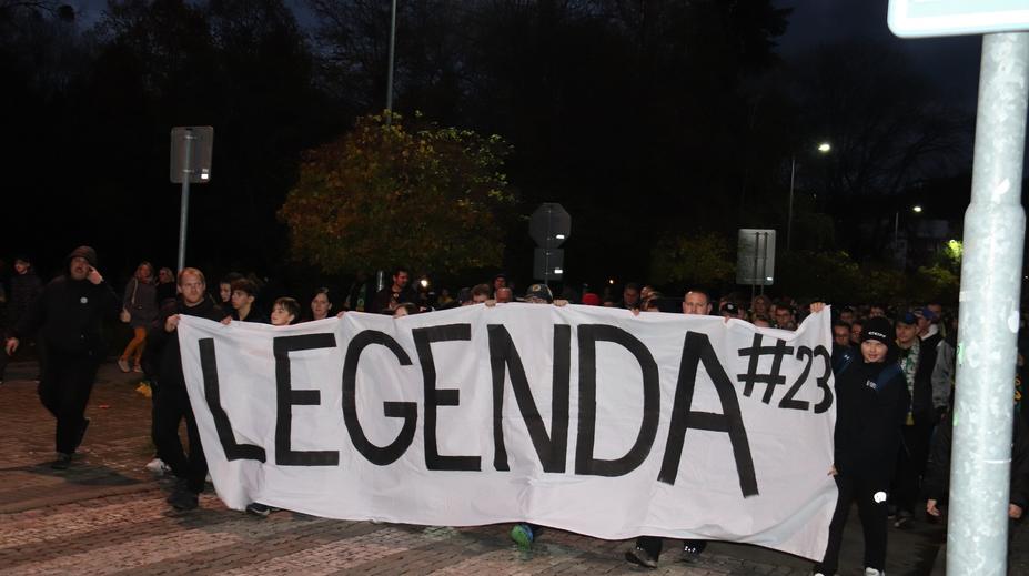 Ve Vsetíně uctili zesnulého Čechmánka. Fanoušci uspořádali pietní pochod