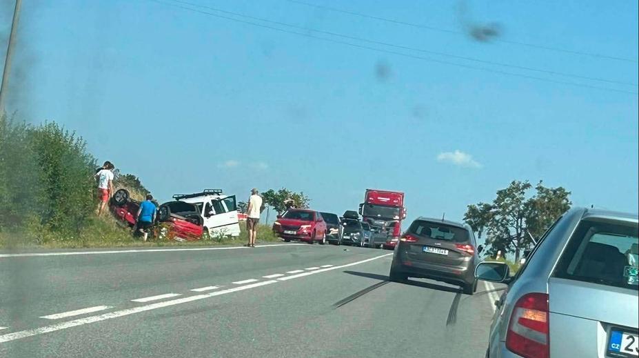 Srážka tří aut na Jihlavsku uzavřela silnici. Zranilo se devět lidí