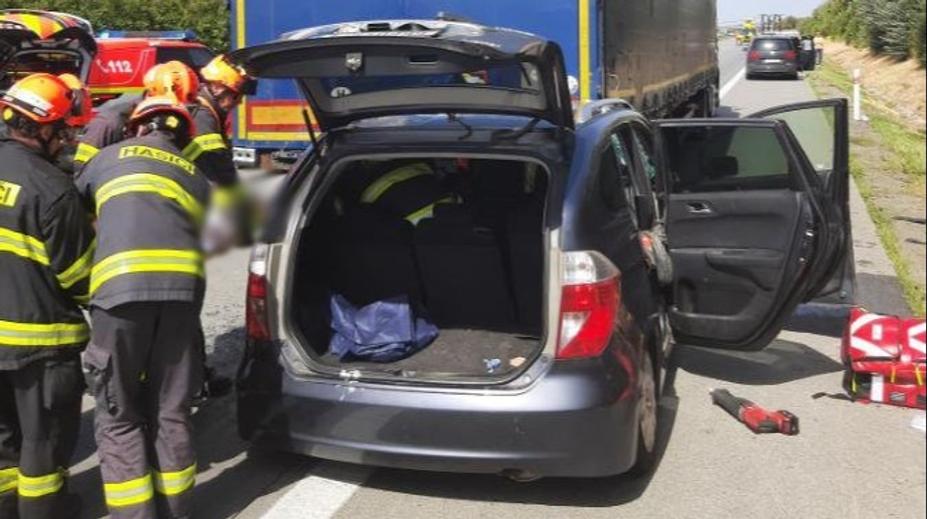Řidička zřejmě nedávala pozor, narazila do návěsu. Všechny tři děti z auta jsou zraněné