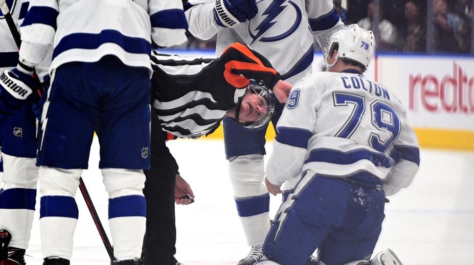 Play-off NHL začalo dvěma prasárnami. Zákeřnost zezadu předvedl i kapitán